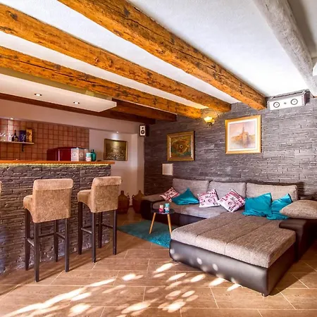 Bajnice Sleeps 8 Pool Air Con Wifi Vila *