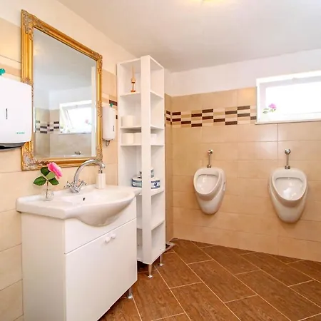 Vila Bajnice Sleeps 8 Pool Air Con Wifi *